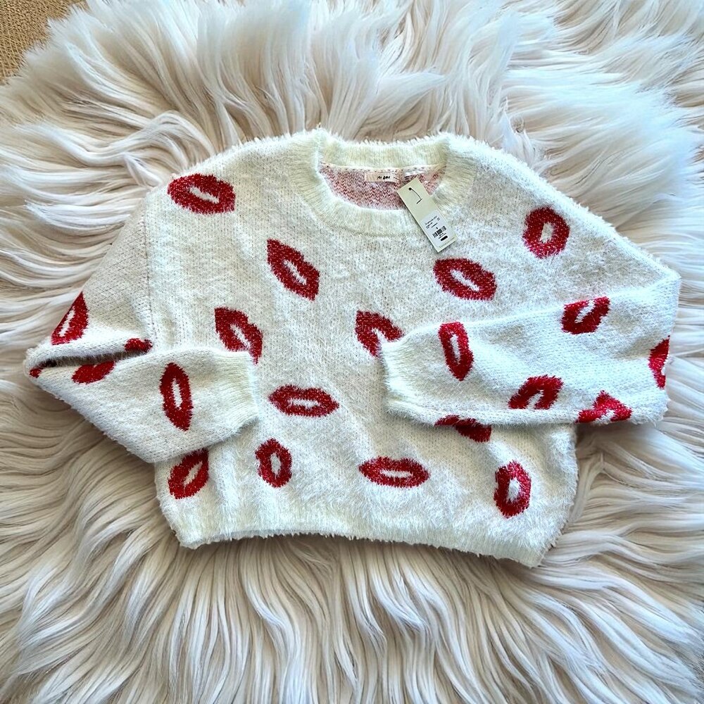 NWT Francesca’s Marilyn Crew Neck Fuzzy Crop Sweater White w/Red Lips Sz S
